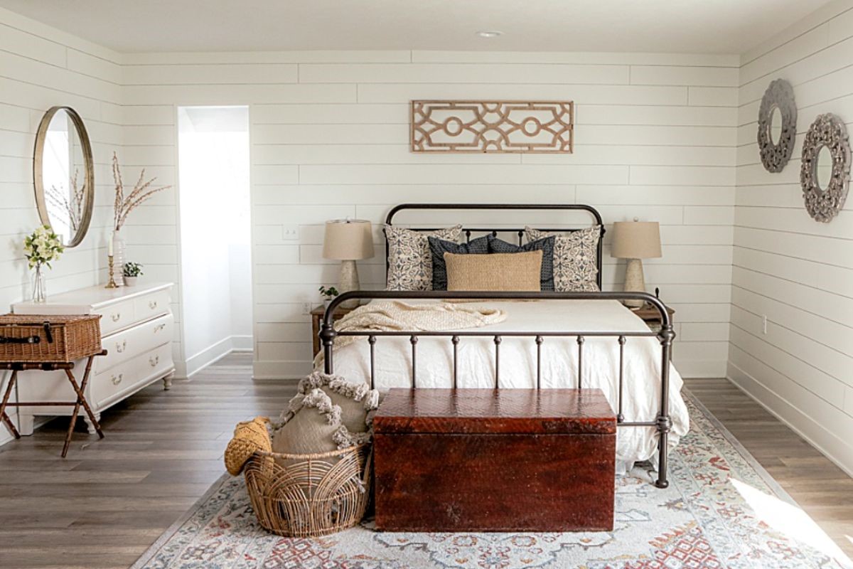 You are currently viewing Farmhouse Style Bedroom: Rustic Charm and Cozy Elegance
