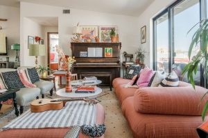 Read more about the article Eclectic Style Living Room: Mixing Genres for Expressive Spaces