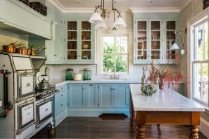 Read more about the article Farmhouse Style Kitchen: Mixing Nostalgia with Modern Convenience