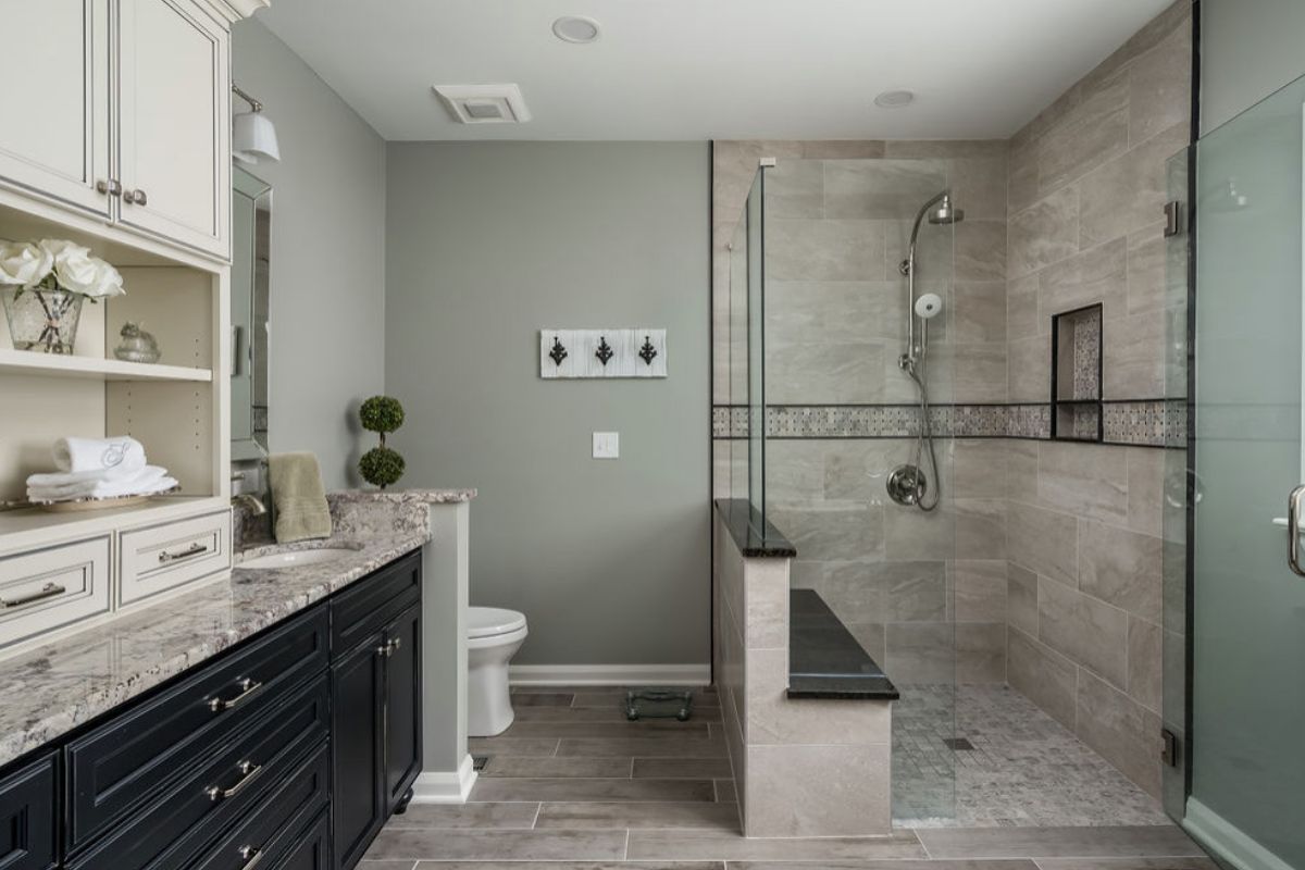 You are currently viewing Transitional Style Bathroom: Harmonizing Classic and Contemporary Elements